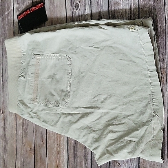 Briggs light tan lightweight shorts with comfort elastic waist and 7.5" inseam - Picture 4 of 11